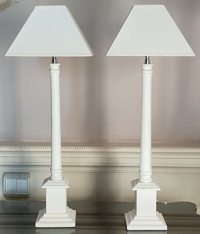 PAIRE DE PIEDS DE LAMPE en bois laqué blanc...