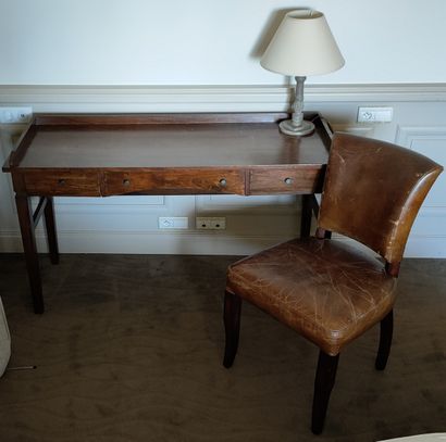 LOT COMPRENANT :

Une TABLE-BUREAU de Style...