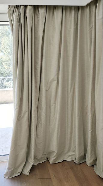 PAIRE DE RIDEAUX, tissu beige et VOILAGE

H....
