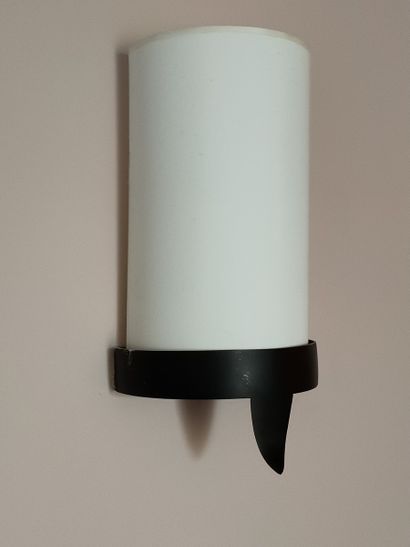 SUITE DE QUATRE APPLIQUES à une lumière,...