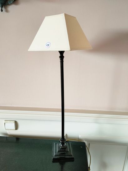 LAMPE EN METAL patiné. Ht 76 cm



BASTIDE...