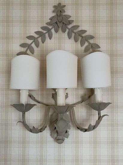 SUITE DE QUATRE APPLIQUES à trois lumières...