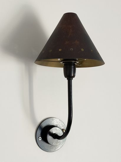 SUITE DE QUATRE APPLIQUES à une lumière en...