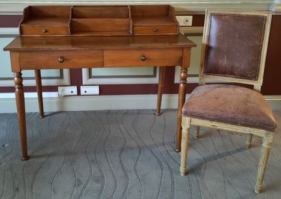 BUREAU A GRADIN en bois teinté, deux tiroirs...