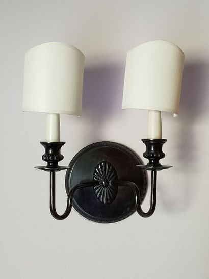 PAIRE D'APPLIQUES à deux lumières en métal...