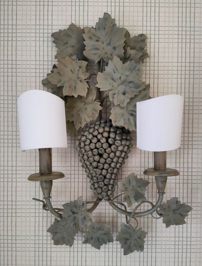 SUITE DE QUATRE APPLIQUES à deux lumières,...