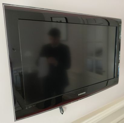 TELEVISEUR MURAL 80 cm et télécommande Samsung



MAS...