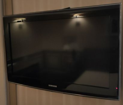 TELEVISEUR MURAL et télécommande Samsung

Diam....
