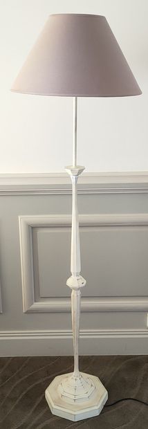 LAMPADAIRE en bois laqué, pans coupés. Ht...