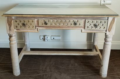 LOT COMPRENANT : 

Un BUREAU et une COMMODE...