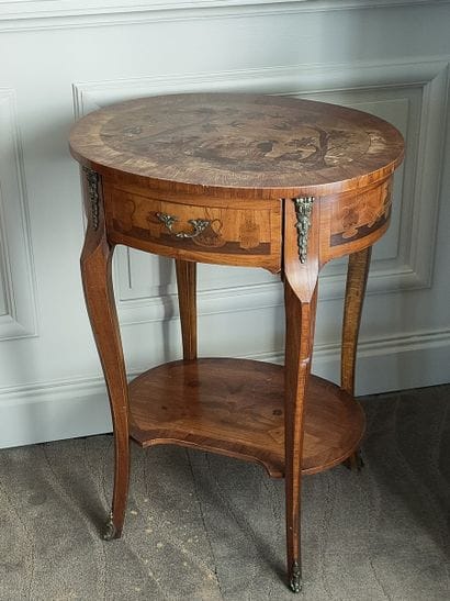 LOT COMPRENANT :

- TABLE DE SALON bois de...