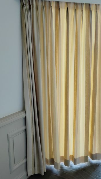 PAIRE DE RIDEAUX en tissu beige à rayures...