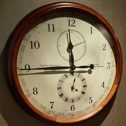 LOT COMPRENANT :

HORLOGE MURALE, bois teinté,...