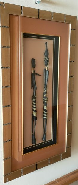LOT COMPRENANT :

Trois encadrements, Statuettes...