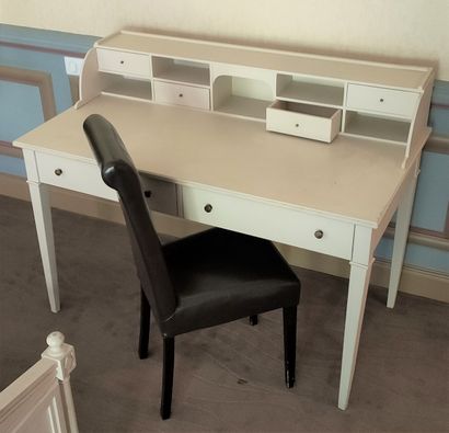 LOT COMPRENANT :

BUREAU à gradin en bois...