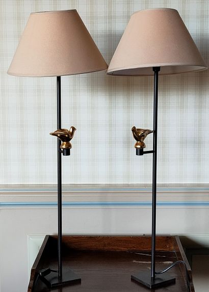 PAIRE DE LAMPES en métal laqué noir et oiseau...