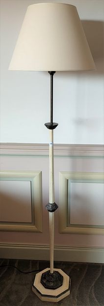 LAMPADAIRE en bois laqué et patiné crème....