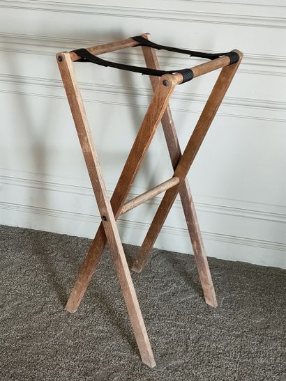 SEPT BUTTLER TRAY en bois teinté

H. 98 cm

Avec...
