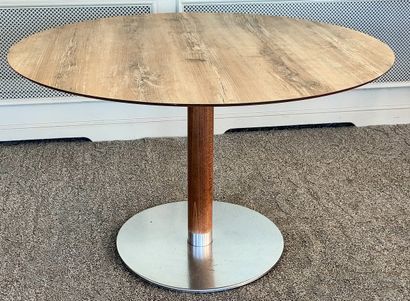 SUITE DE VINGT-DEUX TABLES GUERIDON de trois...
