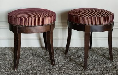 SUITE DE HUIT TABOURETS RONDS de Style Néoclassique,...