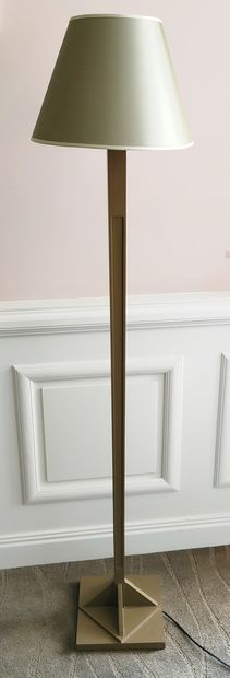 Un LAMPADAIRE de Style Art Déco en bois naturel



BASTIDE...