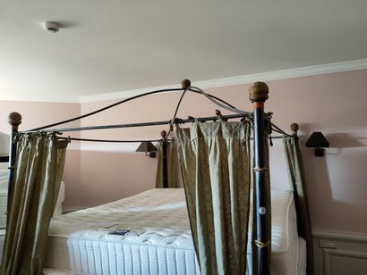 LOT COMPRENANT : 

Un LIT A BALDAQUIN en...