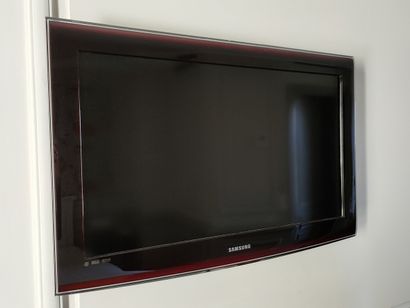 TELEVISEUR MURAL 93 cm et télécommande de...