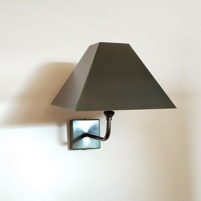 SUITE DE QUATRE APPLIQUES à une lumière en...