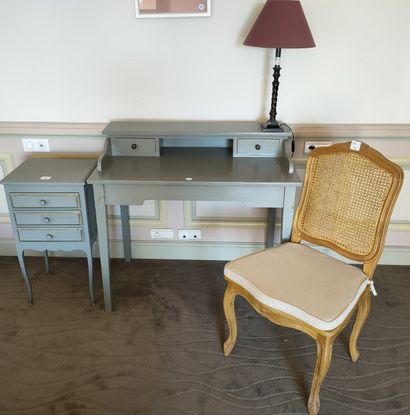 LOT COMPRENANT :

BUREAU à gradin en bois...