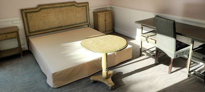 MOBILIER DE CHAMBRE patiné vert ou kaki et...