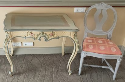 LOT COMPRENANT : 

Une TABLE BUREAU de Style...