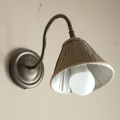 SUITE DE SIX APPLIQUES à une lumière de Style...