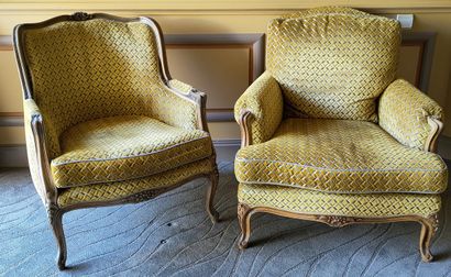 DEUX BERGERES de Style Louis XV en bois naturel...
