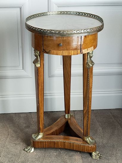 LOT COMPRENANT :

- TABLE DE SALON bois de...