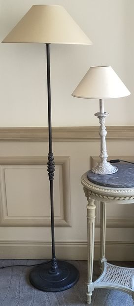 LOT COMPRENANT :

LAMPADAIRE EN METAL. Style...