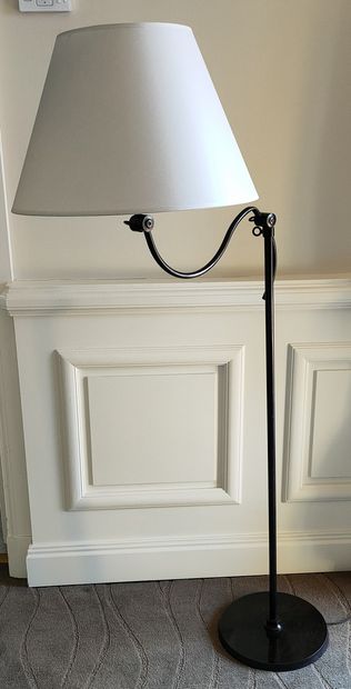 LOT COMPRENANT :

LAMPADAIRE EN METAL patiné....