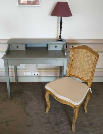 LOT COMPRENANT :

BUREAU à gradin en bois...