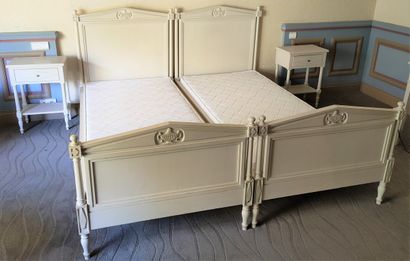 LOT COMPRENANT :

PAIRE DE LITS en bois laqué...