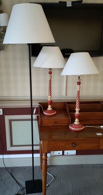 LOT COMPRENANT :

PAIRE DE LAMPES en bois...