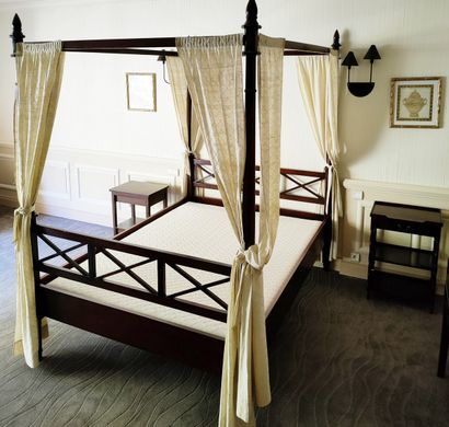 LOT COMPRENANT :

Un LIT A BALDAQUIN en bois...
