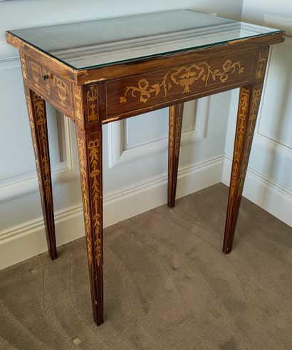PAIRE DE PETITES TABLES DE SALON, Ancien...