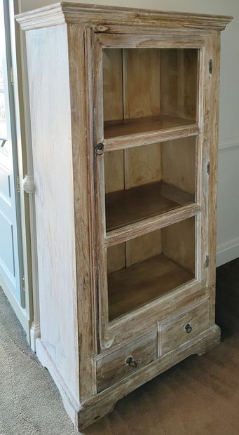 VITRINE en bois cérusé à une porte vitrée...