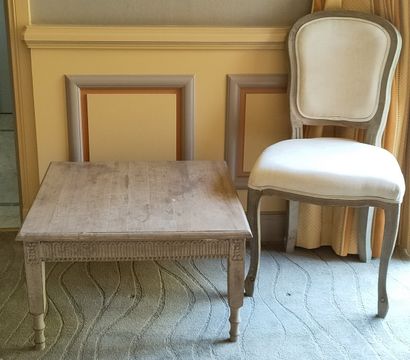 LOT COMPRENANT :

TABLE BASSE en bois teinté,...