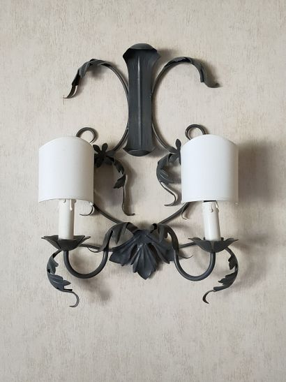 SUITE DE 4 APPLIQUES à deux lumières en tôle...