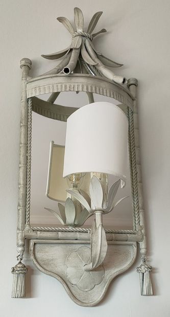 SUITE DE 4 APPLIQUES A UNE LUMIERE, tôle...