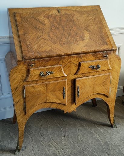 SCRIBAN de Style Louis XV en bois de placage

Abattant...
