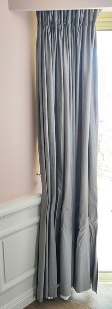Une PAIRE DE RIDEAUX en tissu gris à embrasses...