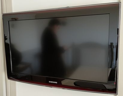 TELEVISEUR MURAL 80 cm et télécommande Samsung....