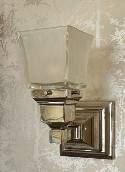 SUITE DE CINQ APPLIQUES à une lumière en...