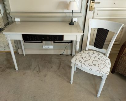 LOT COMPRENANT : 

BUREAU de style Louis...